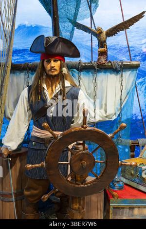 Statue de cire de l'acteur américain Johnny Depp (1963) dans le rôle du capitaine Jack Sparrow au Musée des célébrités de la ville de Tachkent, Ouzbékistan Banque D'Images