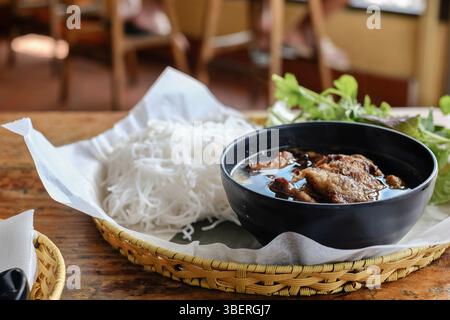 Bun cha Hanoi avec boulettes de porc grillées, un panier d'herbes fraîches et des nouilles de riz au VN Street Foods, un restaurant nord-vietnamien à Marrickville Banque D'Images