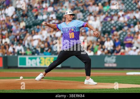 Le quarterback des Broncos de Denver Bo Nix lance le premier terrain avant un match entre les Yankees de New York et les Rockies du Colorado à Coors Field le 23 mai 2025 à Denver, Colorado. (Photo de Brandon Sloter/image du sport) Banque D'Images