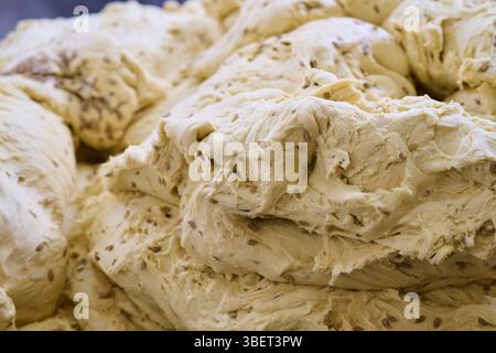 Délicieuse pâte de craquelins préparée avec soin pour la cuisson dans une cuisine confortable pendant les heures de l'après-midi Banque D'Images