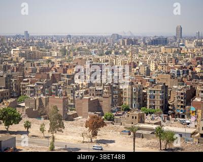 Vue sur le Caire jusqu'aux pyramides de Gizeh Banque D'Images