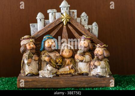 Figurines enfantines et de style européen de la Nativité, avec la ville de Bethléem en arrière-plan Banque D'Images