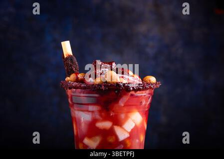 Petit verre fou, un mélange d'ingrédients sucrés, salés et épicés. Snack typique du Mexique. Banque D'Images