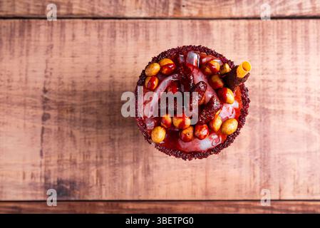 Petit verre fou, un mélange d'ingrédients sucrés, salés et épicés. Snack typique du Mexique. Banque D'Images