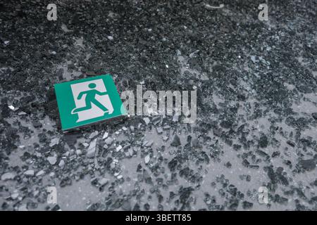 Incassable Verre frontal endommagé par accident dans un bus des transports publics Banque D'Images