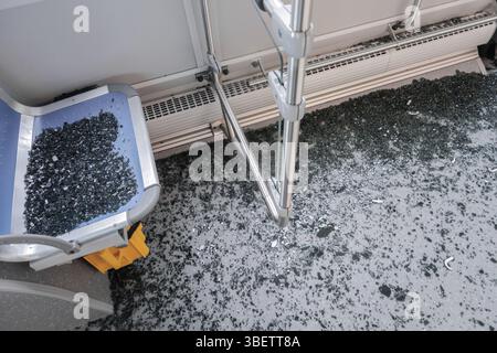 Incassable Verre frontal endommagé par accident dans un bus des transports publics Banque D'Images