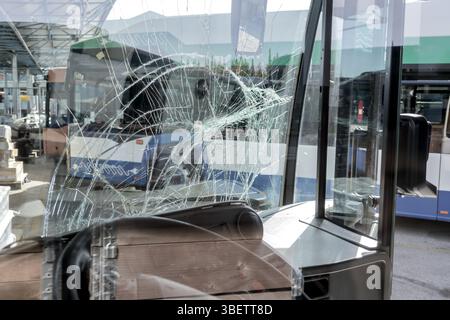 Incassable Verre frontal endommagé par accident dans un bus des transports publics Banque D'Images