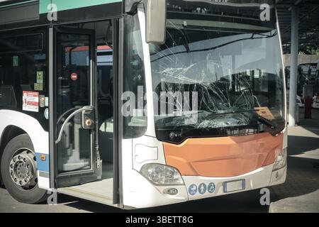 Incassable Verre frontal endommagé par accident dans un bus des transports publics Banque D'Images