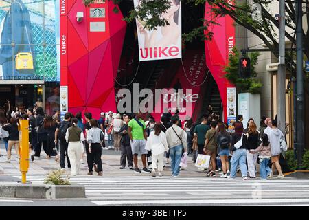 TOKYO, JAPON - 29 mai 2025 : rue animée en face de Tokyu Plaza Omotesando Omokado. Banque D'Images