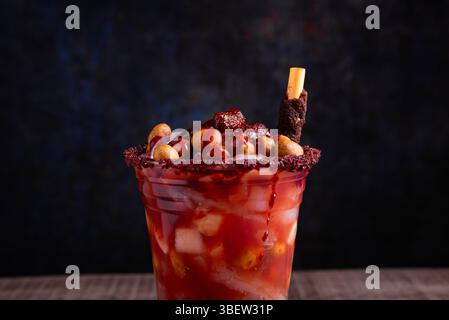 Petit verre fou, un mélange d'ingrédients sucrés, salés et épicés. Snack typique du Mexique. Banque D'Images