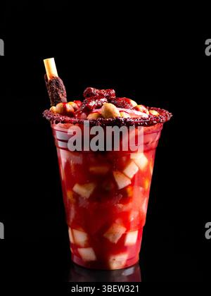 Petit verre fou, un mélange d'ingrédients sucrés, salés et épicés. Snack typique du Mexique. Banque D'Images