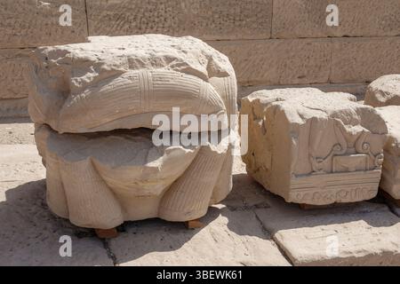 La tête d'Hathor sculpture dans la cour extérieure au Temple, près de Qena Bague romaine t52, l'Égypte Banque D'Images
