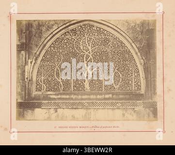 Ahmedabad, Biggs, Thomas, Seedee Syeed's Mosquée.- fenêtre de marbre perforé, fenêtre de la mosquée Sidi Saiyyed à Ahmedabad, décorée d'arbres et de motifs de feuilles, recto-imprimé, photographie, photo, page, photos, livres illustrés, 37., l, hauteur 135 mm, largeur 189 mm, 1822, photographe, 1856 - 1866, papier photographique, papier photo, impression albumine, impression albumine Banque D'Images