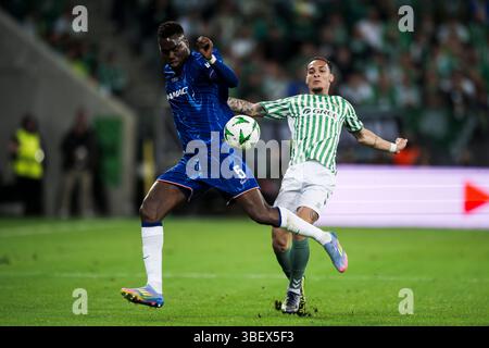 Benoit Badiashile du Chelsea FC concourt pour le ballon avec Antony du Real Betis Balompie lors du match final de l'UEFA Conference League entre le Real Betis Balompie et le Chelsea FC. Banque D'Images