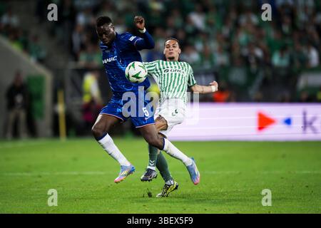 Benoit Badiashile du Chelsea FC concourt pour le ballon avec Antony du Real Betis Balompie lors du match final de l'UEFA Conference League entre le Real Betis Balompie et le Chelsea FC. Banque D'Images