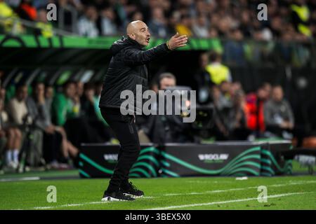 Manuel Pellegrini, entraîneur-chef du Real Betis Balompie, fait des gestes lors du match final de l'UEFA Conference League entre le Real Betis Balompie et le Chelsea FC. Banque D'Images