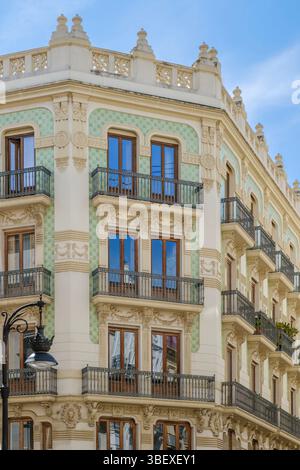 Façade élégante de Valencia Apartment Building avec détails ornés et balcons. Architecture traditionnelle espagnole, résidentiel urbain, éléments décoratifs Banque D'Images