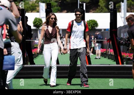 Le pilote Haas Esteban Ocon arrive avec son partenaire Flavy Barla (à gauche) sur le circuit de Barcelona-Catalunya, en Espagne. Date de la photo : vendredi 30 mai 2025. Banque D'Images
