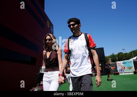 Le pilote Haas Esteban Ocon arrive avec son partenaire Flavy Barla (à gauche) sur le circuit de Barcelona-Catalunya, en Espagne. Date de la photo : vendredi 30 mai 2025. Banque D'Images