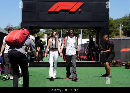 Le pilote Haas Esteban Ocon arrive avec son partenaire Flavy Barla (à gauche) sur le circuit de Barcelona-Catalunya, en Espagne. Date de la photo : vendredi 30 mai 2025. Banque D'Images