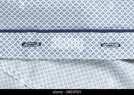 Vêtements 100% coton, trous macro pour les boutons sur la chemise. Banque D'Images