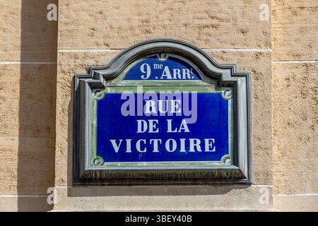 Panneau de rue traditionnel parisien indiquant 'Rue de la victoire', situé dans le 9ème arrondissement de Paris, France Banque D'Images