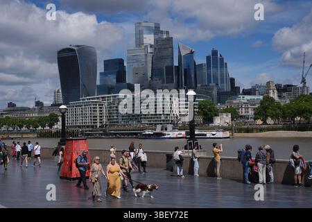 Les gens marchent sur la rive sud, dans le centre de Londres. Le Royaume-Uni a connu son printemps le plus ensoleillé jamais enregistré, avec quelque 630 heures de soleil enfermées dans tout le pays entre le 1er mars et le 27 mai, selon les chiffres provisoires du met Office. Date de la photo : vendredi 30 mai 2025. Banque D'Images