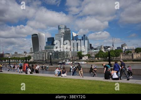 Les gens assis à Potters Fields Park, centre de Londres. Le Royaume-Uni a connu son printemps le plus ensoleillé jamais enregistré, avec quelque 630 heures de soleil enfermées dans tout le pays entre le 1er mars et le 27 mai, selon les chiffres provisoires du met Office. Date de la photo : vendredi 30 mai 2025. Banque D'Images