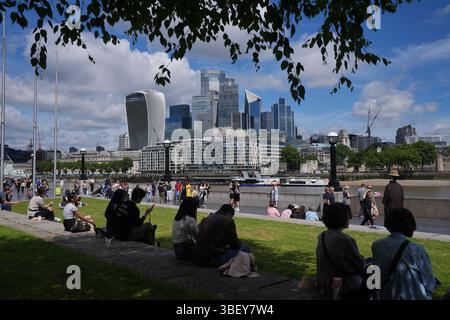 Les gens assis dans Potters Fields Park, centre de Londres. Le Royaume-Uni a connu son printemps le plus ensoleillé jamais enregistré, avec quelque 630 heures de soleil enfermées dans tout le pays entre le 1er mars et le 27 mai, selon les chiffres provisoires du met Office. Date de la photo : vendredi 30 mai 2025. Banque D'Images