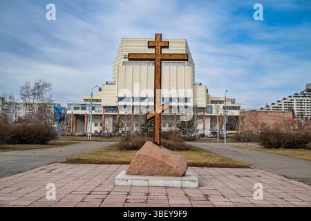 Croix chrétienne devant l'Opéra de Krasnoïarsk, Sibérie, Russie Banque D'Images