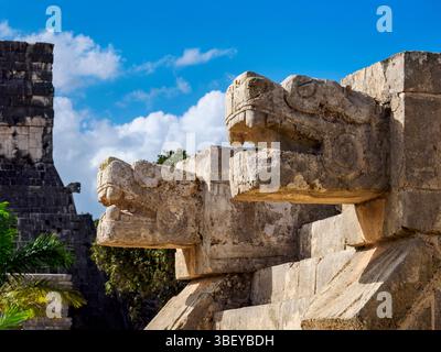 La plate-forme des aigles et des jaguars, Chichen Itza, État du Yucatan, Mexique Banque D'Images