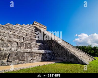 El Castillo ou Temple de Kukulcan, vue en bas angle, Chichen Itza, État du Yucatan, Mexique Banque D'Images