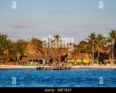 Côte ouest au coucher du soleil, île de Cozumel, État de Quintana Roo, Mexique Banque D'Images