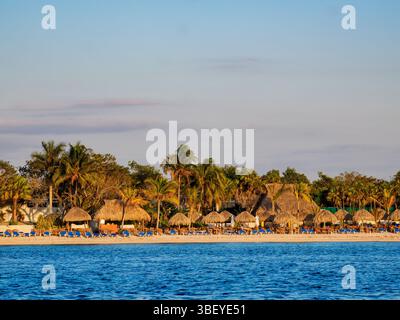 Côte ouest au coucher du soleil, île de Cozumel, État de Quintana Roo, Mexique Banque D'Images
