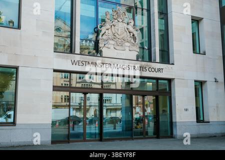 Londres, Royaume-Uni. 30 mai 2025. Vue d'ensemble du tribunal de première instance de Westminster. L'ancien ambassadeur du Myanmar au Royaume-Uni Kwar Zwar Minn quitte le tribunal de première instance de Westminster après avoir assisté à une audience. M. Zwar Minn a été accusé d'intrusion dans des locaux diplomatiques après que l'armée du Myanmar a pris le pouvoir en 2021, refusé de reconnaître la junte comme le gouvernement légitime, et résidant depuis dans la résidence officielle de l'ambassade. Crédit : onzième heure photographie/Alamy Live News Banque D'Images