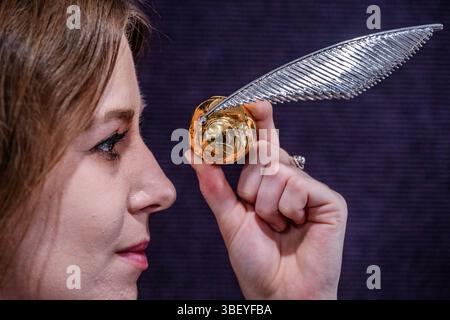 Londres, Royaume-Uni. 30 mai 2025. Harry Potter, A Presentation 'Golden Snitch', Warner Bros, 2001, estimation £3 000 - £5 000 - Un aperçu de la vente Sound & Cinema à Bonhams Knightsbridge, Londres. La vente elle-même dure jusqu'au 4 juin sur bonhams.com. Crédit : Guy Bell/Alamy Live News Banque D'Images