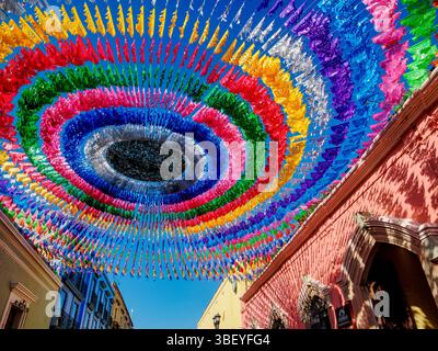 Décorations colorées dans la rue Macedonio Alcala, Oaxaca de Juarez, État d'Oaxaca, Mexique Banque D'Images