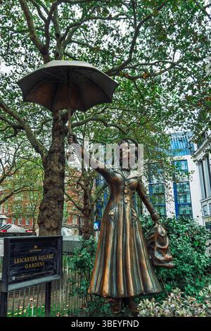 Londres, Royaume-Uni Mary Poppins statue de bronze tenant un parapluie à Leicester Square. Banque D'Images