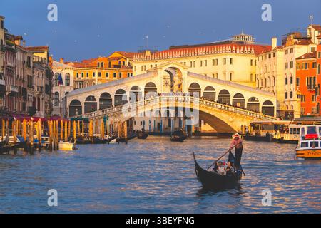Coucher de soleil sur le pont du Rialto à Venise, province de Venezia dans le district de Veneto, Italie. Banque D'Images