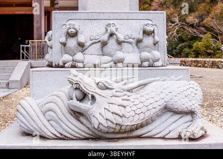 Statue en pierre des trois singes sages sur un dragon au parc national de Minoh près d'Osaka, Kansai Japon Banque D'Images