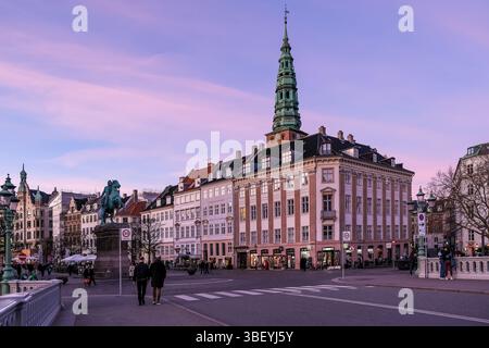 Copenhague, Danemark vue sur HV ?jbro Plads, une place historique près du canal, connue pour sa statue équestre de l'évêque Absalon et son rôle dynamique Banque D'Images