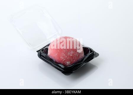 Ichigo fraise Mochi japonais sur emballage de tasse en plastique, isolé sur fond blanc Banque D'Images