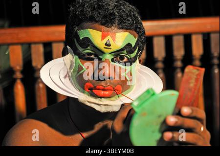Artiste Kathakali pendant le maquillage avant un spectacle à l'hôtel Kumarakom Lake Resort, État du Kerala, Inde du Sud, Asie Banque D'Images