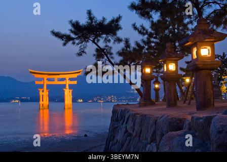 Lanternes de pierre et torii emblématique au sanctuaire Itsukushima, sur l'île de Miyajima, préfecture d'hiroshima, Japon Banque D'Images