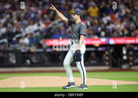 Le lanceur de secours Max Kranick (32) des mets de New York fait un geste envers Tyrone Taylor après un beau match lors de la huitième manche d’un match de baseball contre les Dodgers de Los Angeles au Citi Field à Corona, New York, le dimanche 25 mai 2025. (Photo : Gordon Donovan) Banque D'Images
