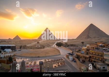 Vue des pyramides de Gizeh depuis la terrasse sur le toit au coucher du soleil, le Caire, Egypte, Afrique Banque D'Images