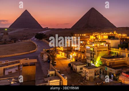 Vue des pyramides de Gizeh depuis la terrasse sur le toit au crépuscule, le Caire, Egypte, Afrique Banque D'Images