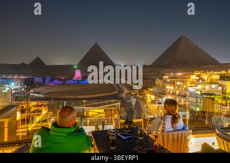 Vue des pyramides de Gizeh depuis la terrasse sur le toit pendant le spectacle de lumière, le Caire, Egypte, Afrique Banque D'Images