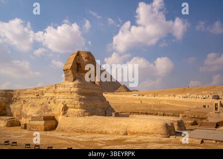 Vue du Sphinx aux pyramides de Gizeh par une journée ensoleillée, Gizeh, le Caire, l'Egypte, l'Afrique Banque D'Images