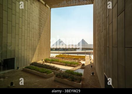 Vue des pyramides de Gizeh depuis l'intérieur du Grand Musée égyptien (GEM), le Caire, Egypte, Afrique Banque D'Images
